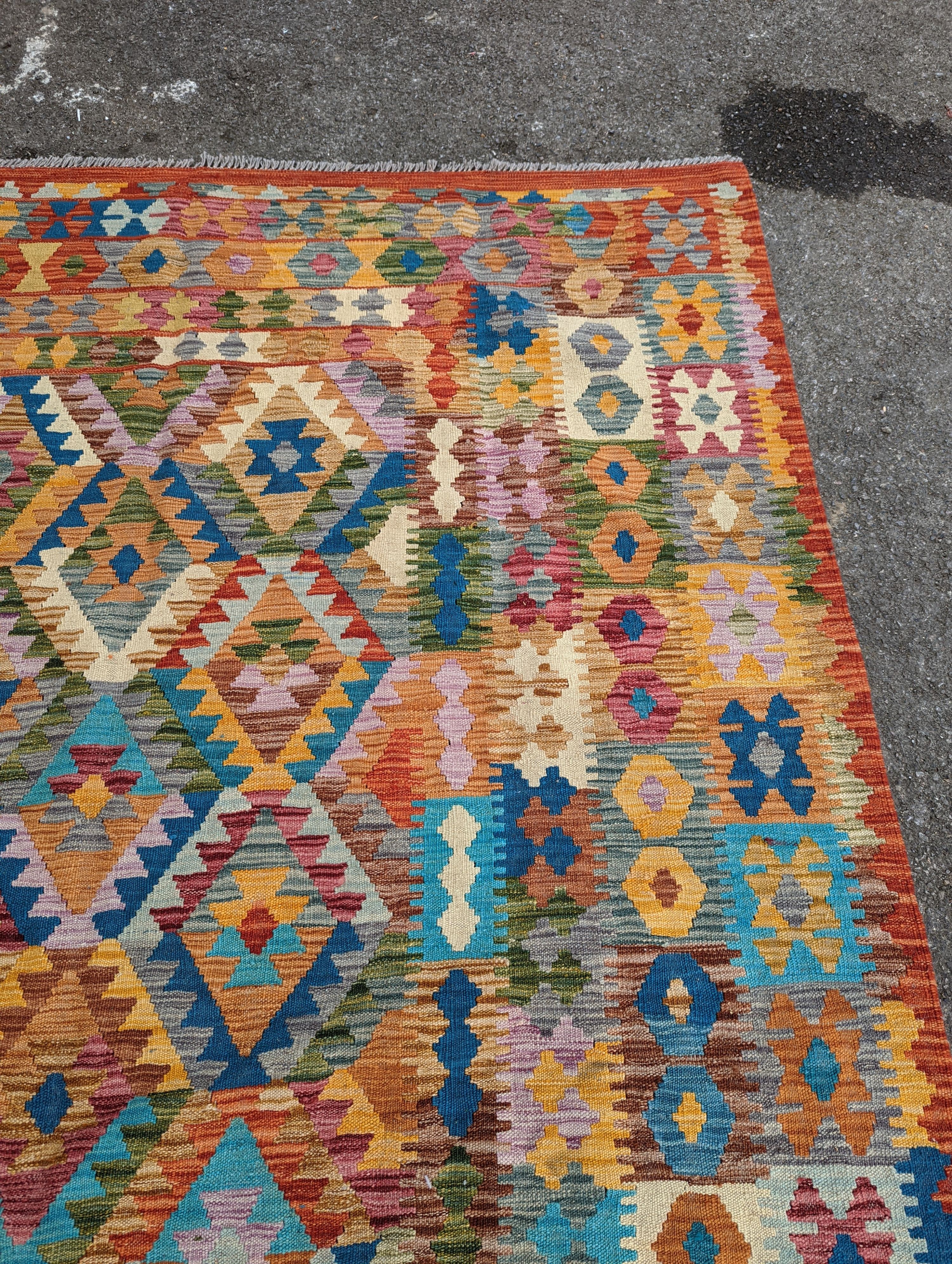 A contemporary Anatolian design flatweave Kilim carpet, approx. 260 x 200cm